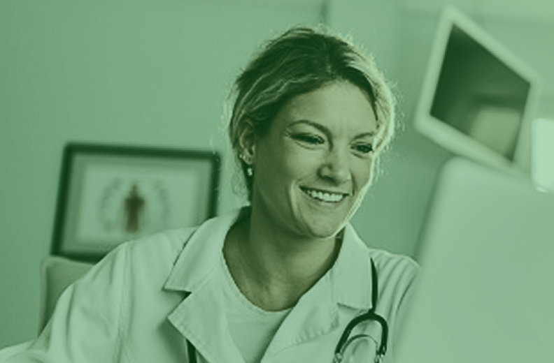 Dame som ser på pc og smiler